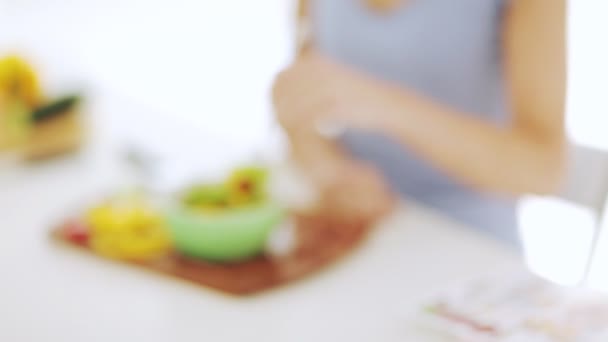 Filmagem de dona de casa na cozinha mostrando salada — Vídeo de Stock