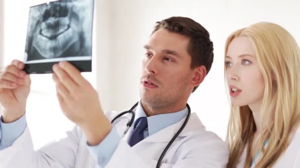 Close-up van twee artsen met x-ray wordt afgedrukt — Stockvideo