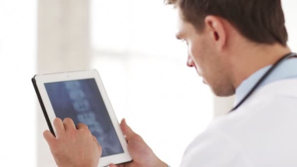 Professionele arts werkzaam met x-ray scan op tablet pc — Stockvideo