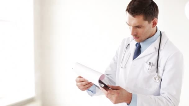 Close-up de médico do sexo masculino fazendo uma prescrição — Vídeo de Stock