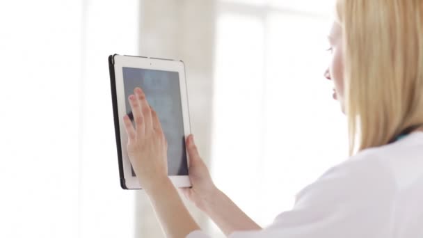 Επαγγελματική ιατρός που εργάζεται με ακτινογραφία σάρωσης σε tablet pc — Αρχείο Βίντεο