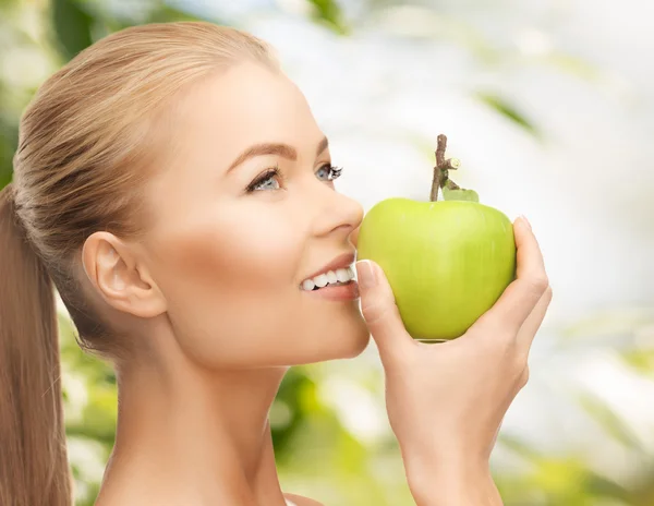 Frau riecht Apfel — Stockfoto