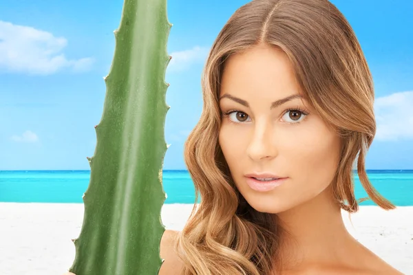 Mulher encantadora com aloe vera — Fotografia de Stock