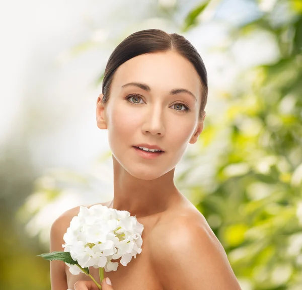 Güzel bir kadın beyaz çiçekli — Stok fotoğraf