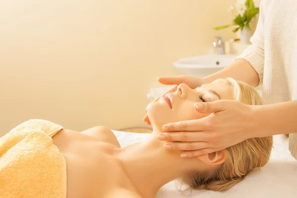 Woman in spa — Stock Photo, Image