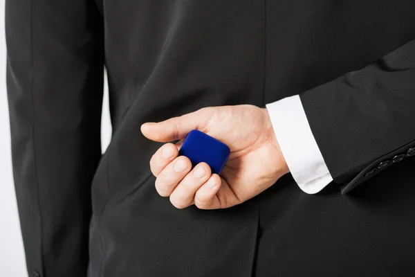 Hombre con caja de regalo en traje — Foto de Stock