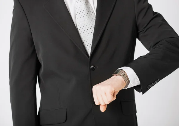 Man looking at wristwatch — Stock Photo, Image