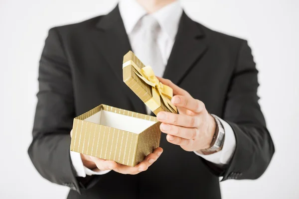 Hombre manos sosteniendo caja de regalo — Foto de Stock