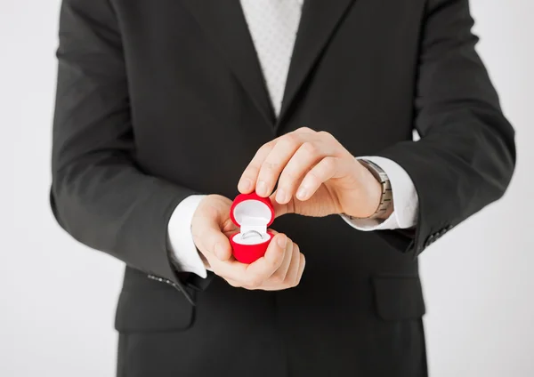 Homme avec boîte cadeau et alliance — Photo