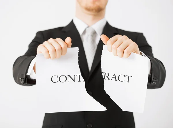 Man handen scheuren contract papier — Stockfoto