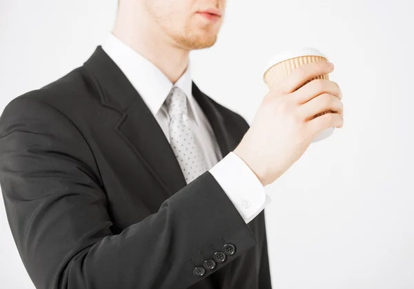 Man handen håller take away kaffe — Stockfoto