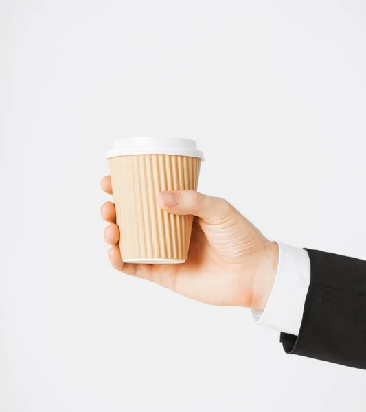 Mann hält Kaffee zum Mitnehmen in der Hand — Stockfoto