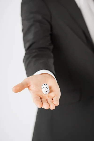 Mans mano sosteniendo dados de casino blanco — Foto de Stock