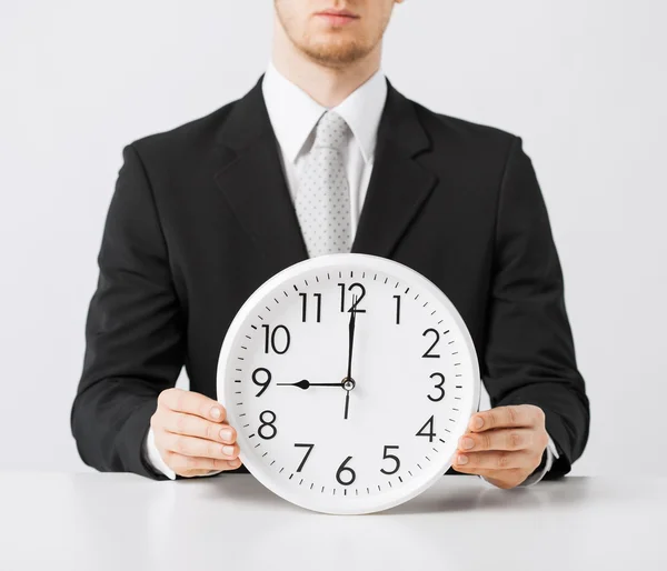 Hombre con reloj de pared — Foto de Stock