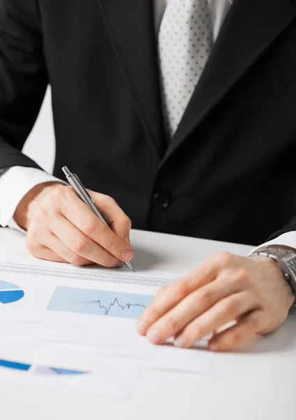 Empresario trabajando y firmando papel — Foto de Stock