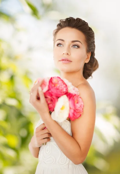 Vrouw met boeket bloemen Rechtenvrije Stockafbeeldingen