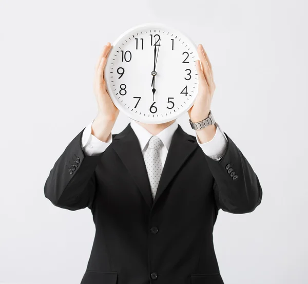 Hombre con reloj de pared Fotos de stock libres de derechos