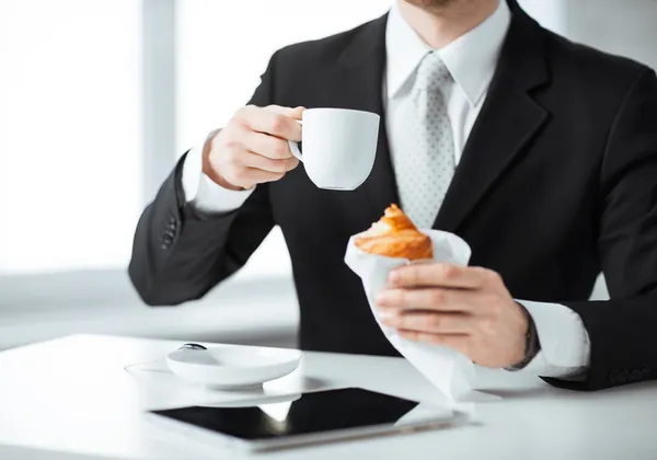 Homme avec comprimé pc et tasse de café — Photo