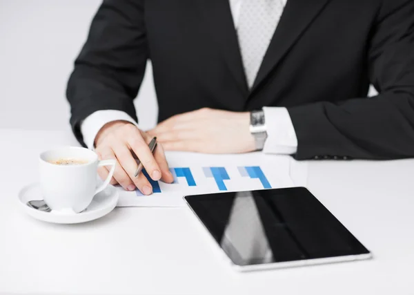 Uomo con tablet pc e tazza di caffè — Foto Stock