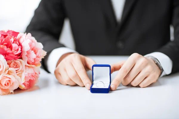 Homem com caixa de presente e anel de casamento — Fotografia de Stock