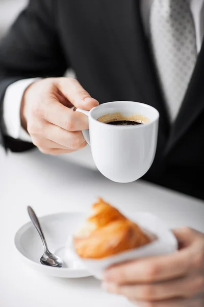 Mann mit Tablet-PC und Tasse Kaffee — Stockfoto