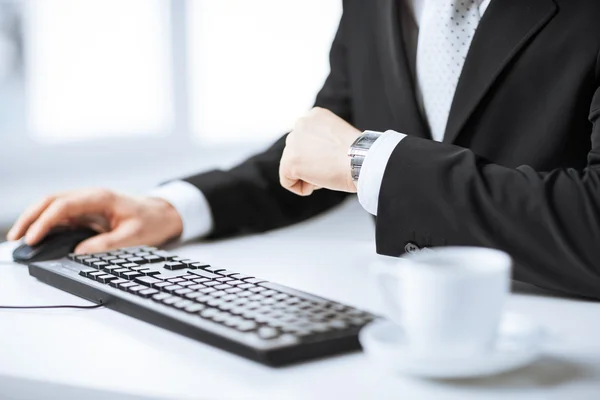 Homem mãos digitando no teclado — Fotografia de Stock