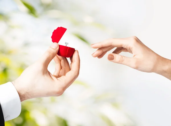 Casal com anel de casamento e caixa de presente — Fotografia de Stock