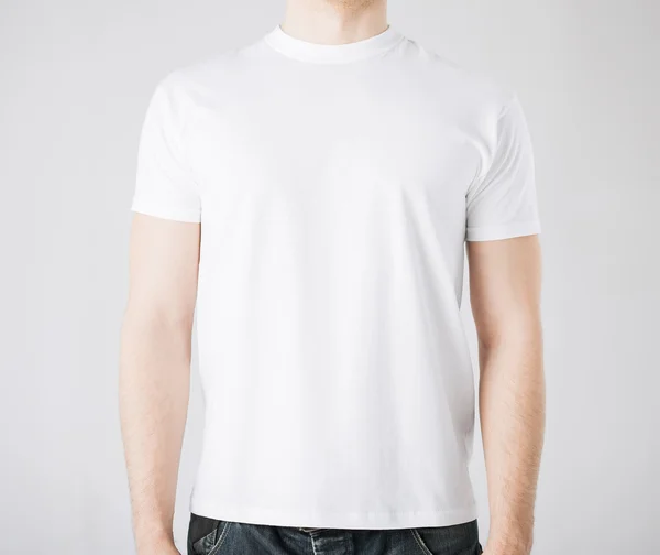 Человек в пустой футболке — стоковое фото