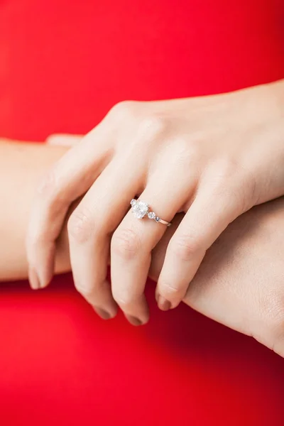 Mujer mostrando anillo de boda en su mano —  Fotos de Stock