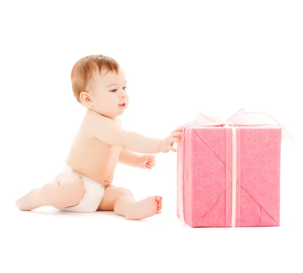 Bambino felice con confezione regalo — Foto Stock