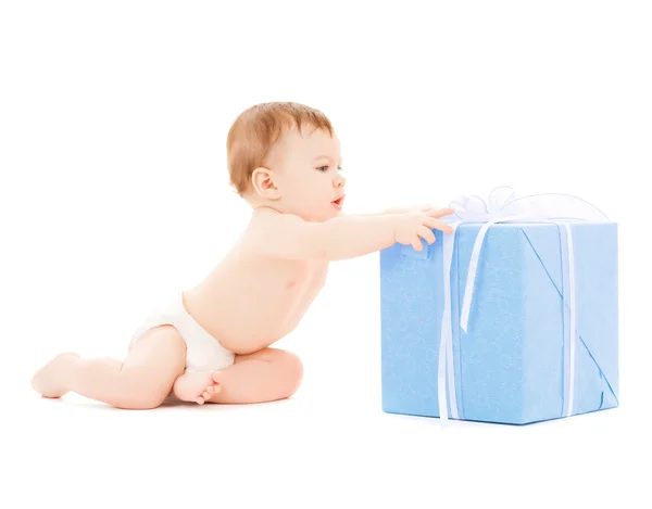 Bambino felice con confezione regalo — Foto Stock