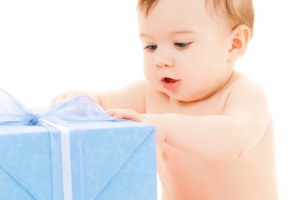 Щаслива дитина з подарунковою коробкою — стокове фото