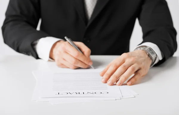 Man with contract — Stock Photo, Image