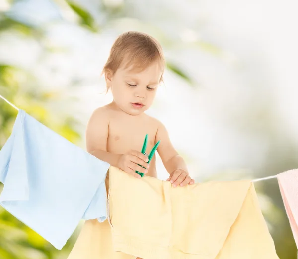 Bambino che fa il bucato — Foto Stock