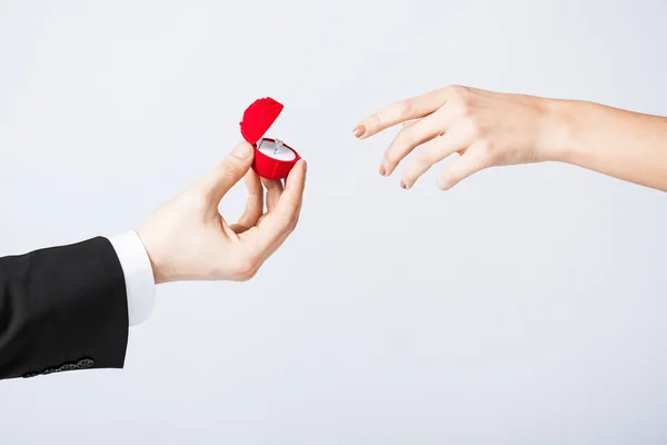 Pareja con anillo de boda y caja de regalo —  Fotos de Stock