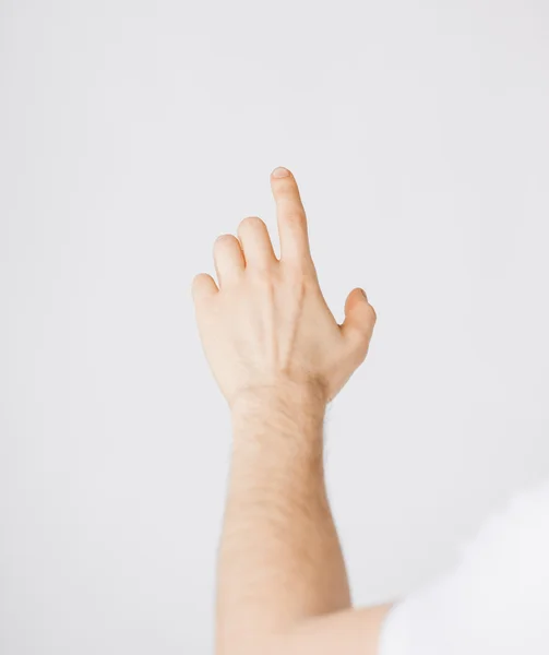 Mann zeigt mit der Hand auf etwas — Stockfoto