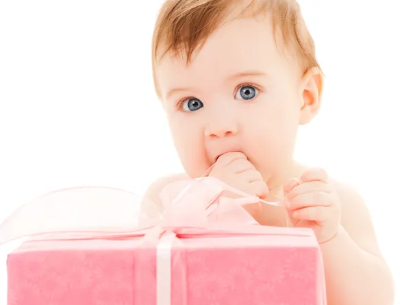 Criança feliz com caixa de presente — Fotografia de Stock