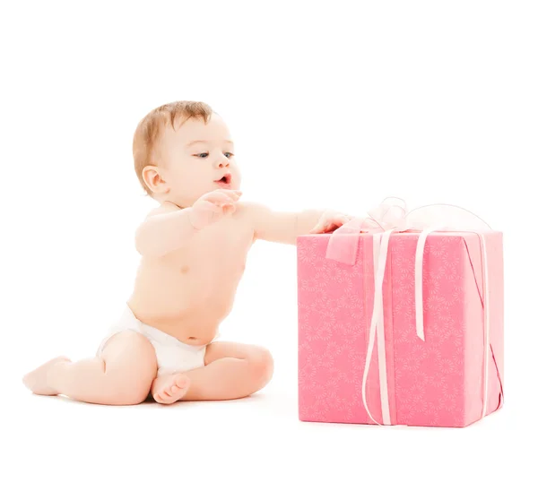 Счастливый ребенок с подарочной коробкой Лицензионные Стоковые Фото