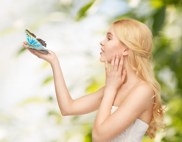 Mulher com borboleta na mão — Fotografia de Stock