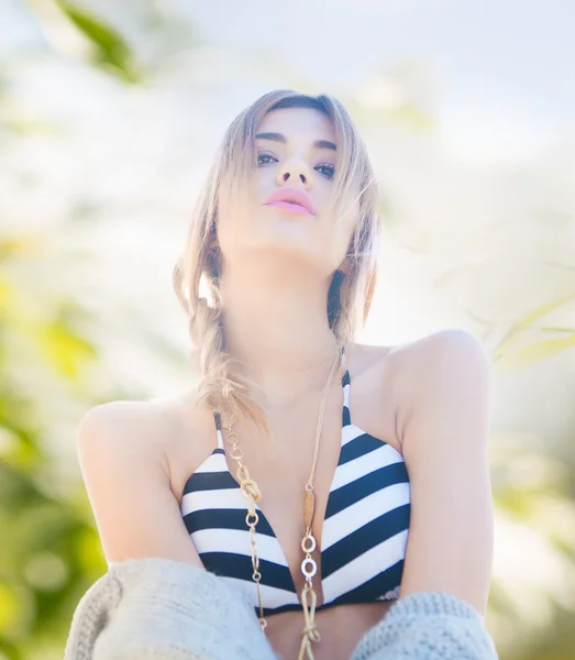 Fashion model posing on the beach — Stock Photo, Image