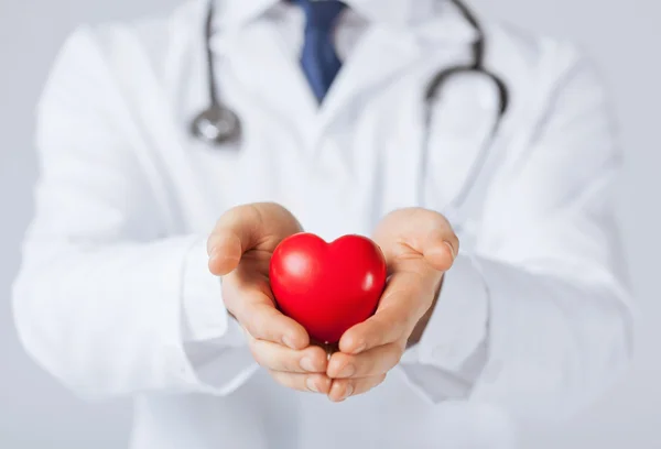 Manos de hombre con corazón — Foto de Stock