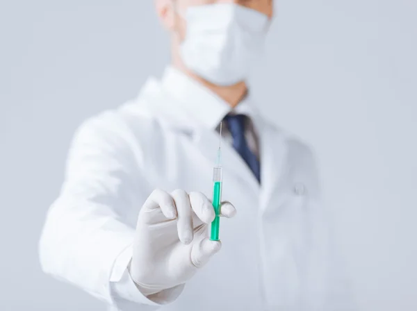 Médico masculino segurando seringa com injeção — Fotografia de Stock