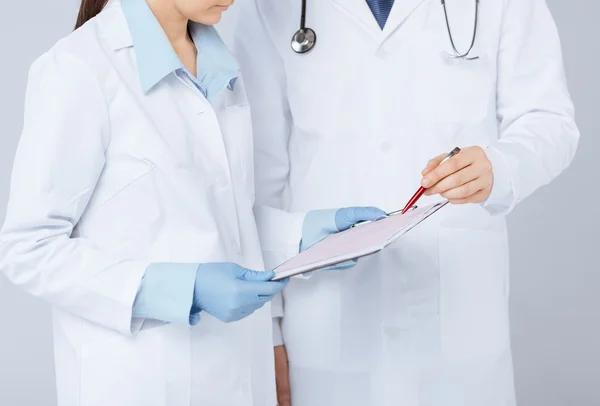 Sjuksköterska och manliga läkare håller elektrokardiogram — Stockfoto