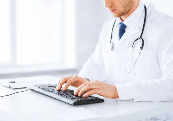 Male doctor typing on the keyboard — Stock Photo, Image