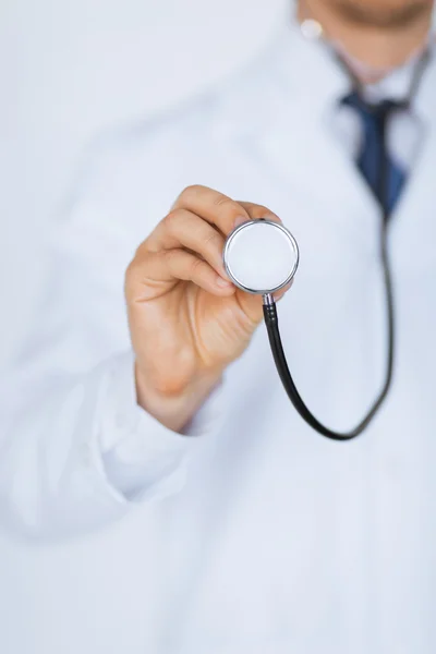 Médico mano con estetoscopio escuchando algo —  Fotos de Stock