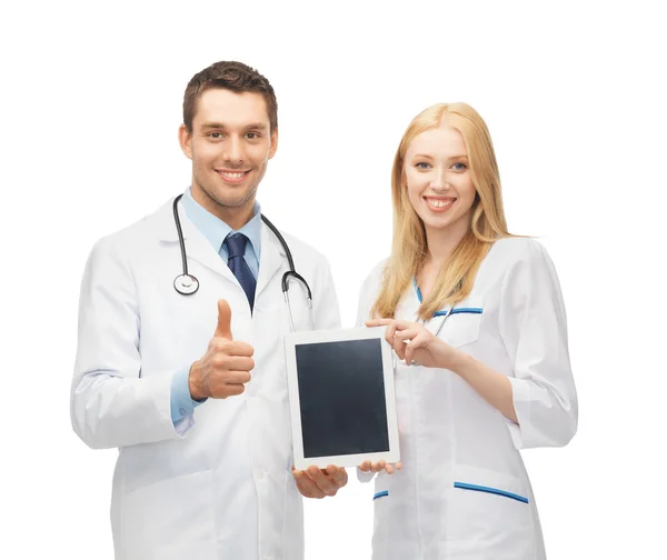 Tablet pc elinde tutan genç doktorlar — Stok fotoğraf