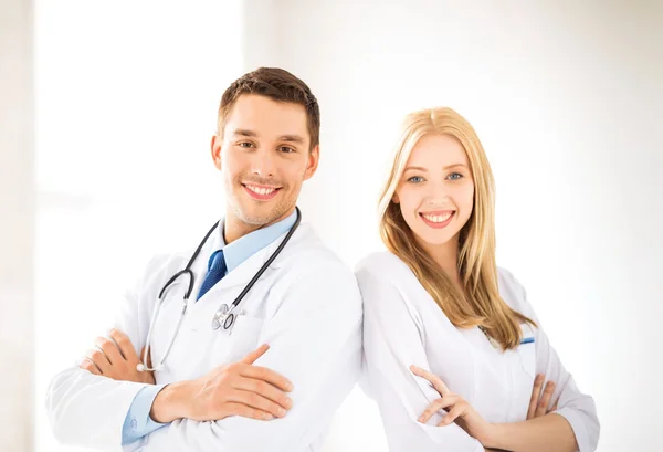 Deux jeunes médecins attrayants — Photo