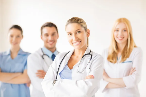 Medico femminile di fronte al gruppo medico — Foto Stock