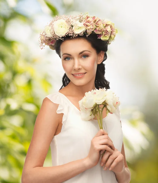 Mulher usando coroa de flores — Fotografia de Stock