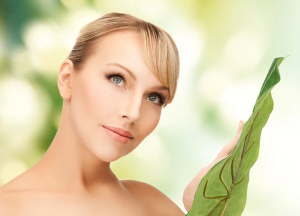 Woman with green leaf — Stock Photo, Image